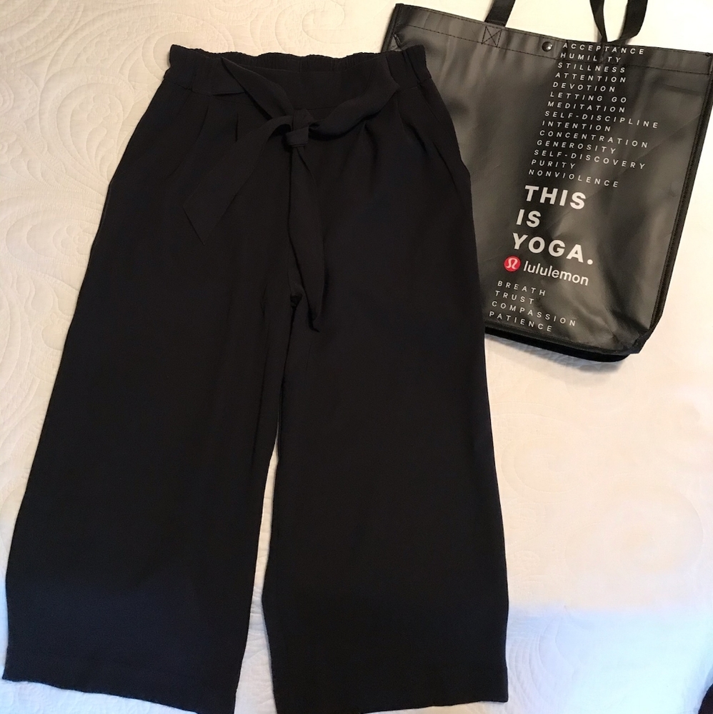 Lululemon athletica Women's Noir cropped pants 6